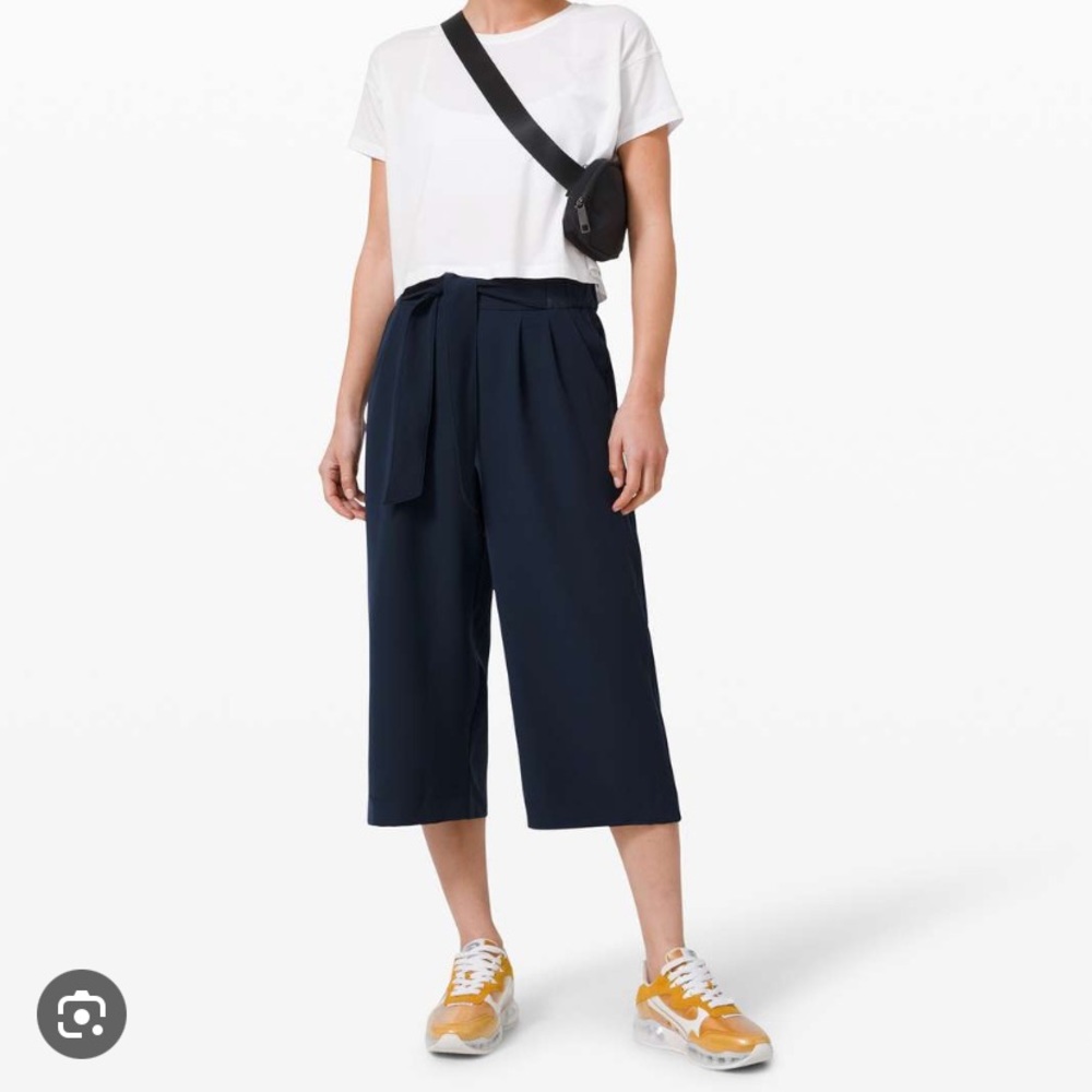 Lululemon Noir Crop‎ True Navy Sz 2 Belted
